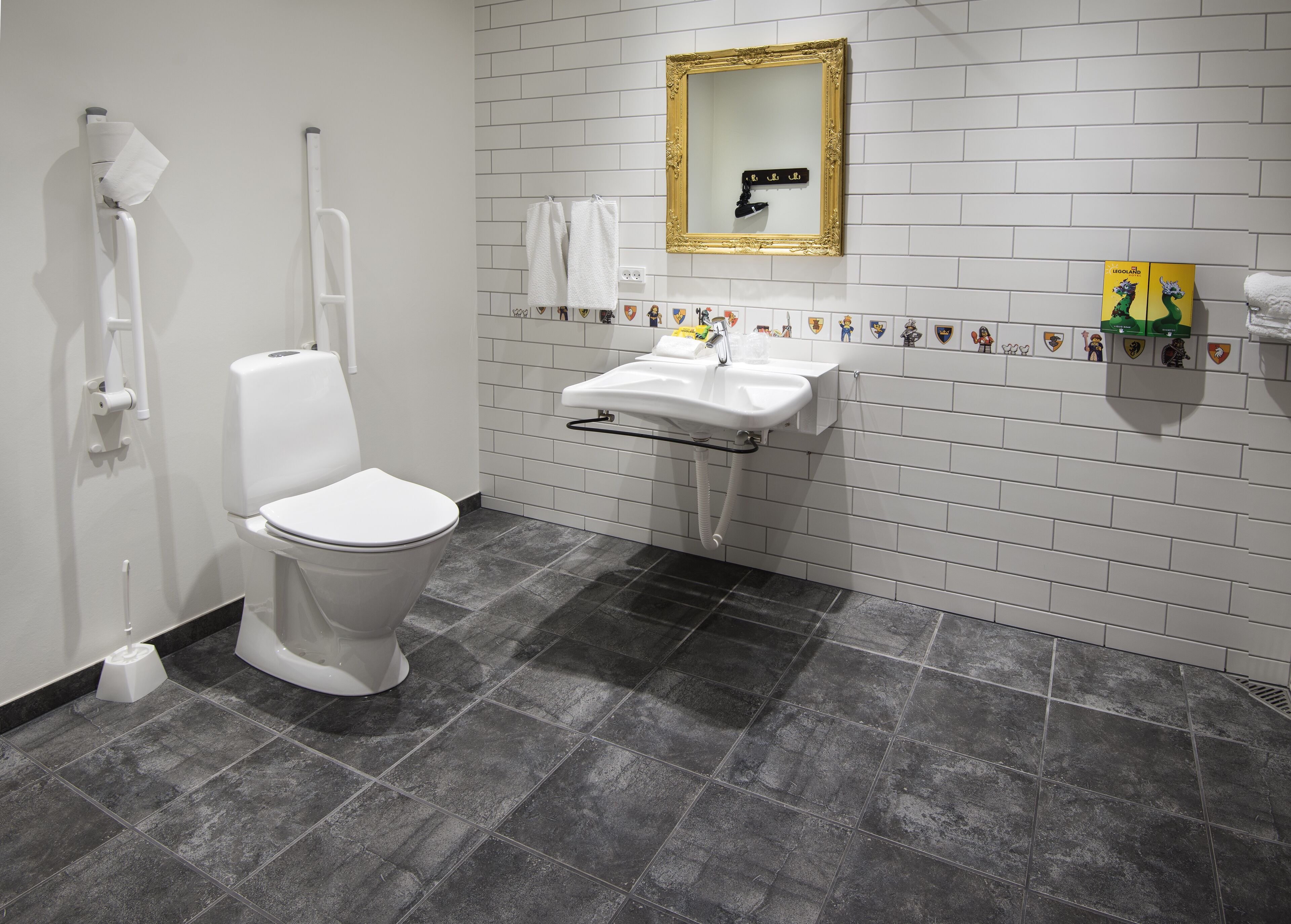 multi room | bathroom | combined shower/bathtub, free toiletries, hair dryer, towels