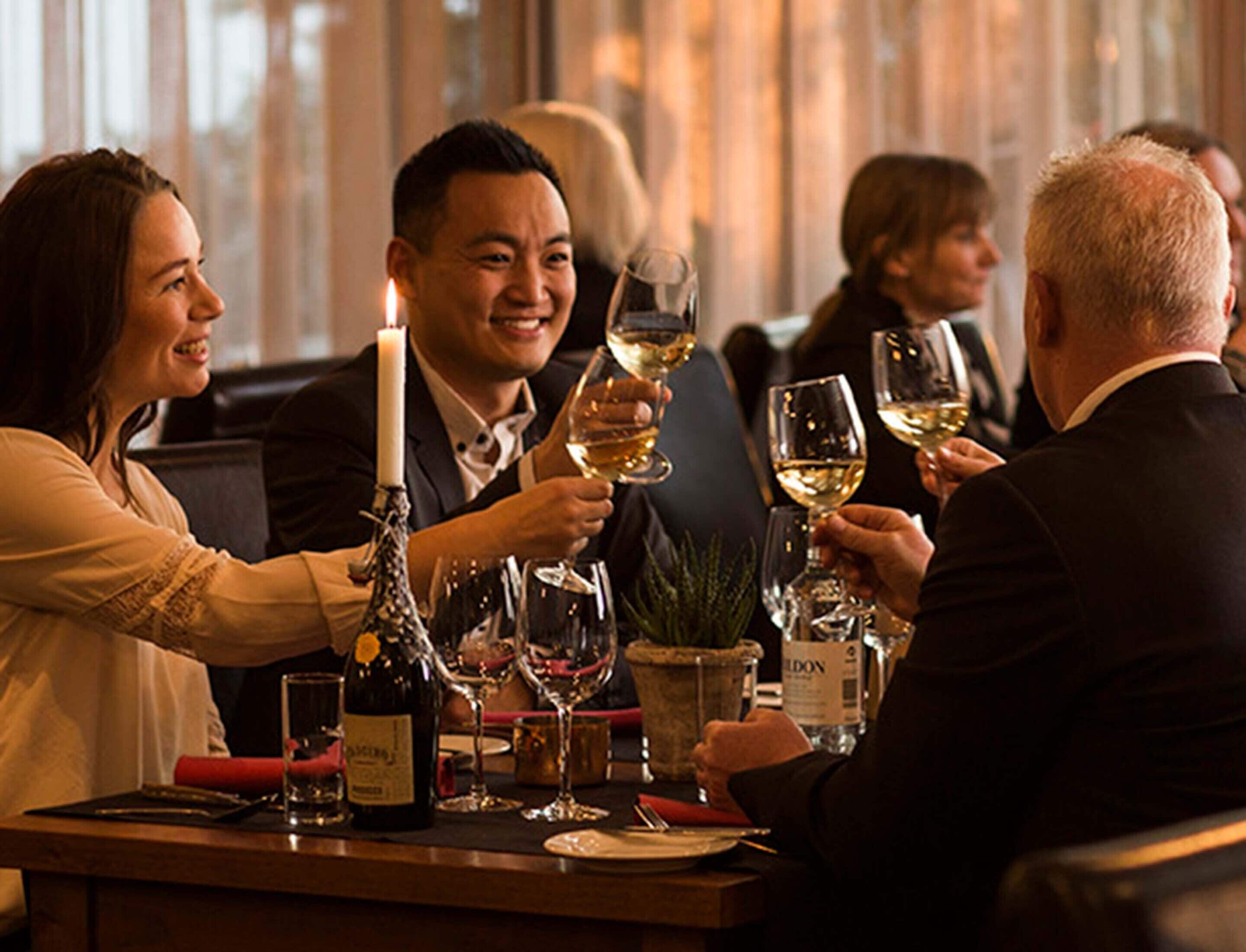 2 か所のレストラン、ランチに営業