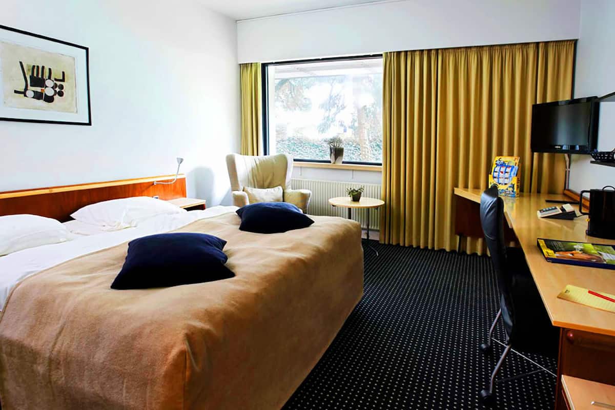 business room | 1 bedroom, hypo-allergenic bedding, individually decorated