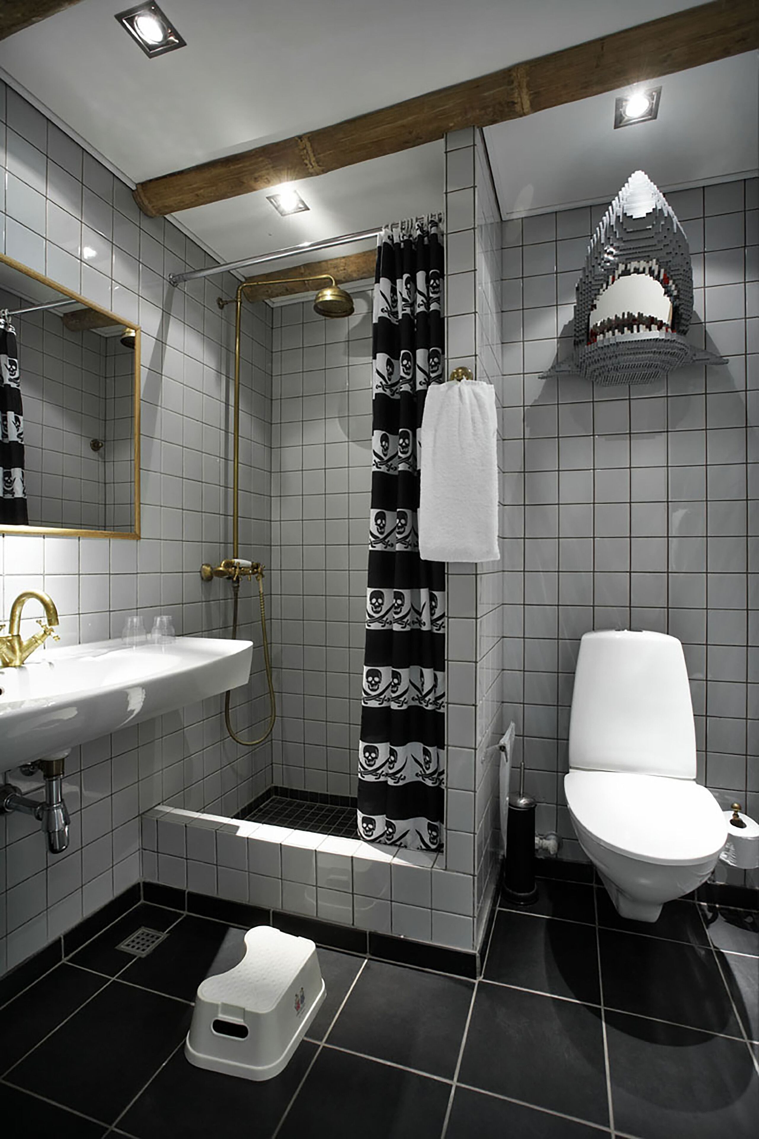 pirate room | bathroom shower