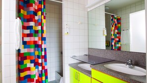 Park View Room | Bathroom shower