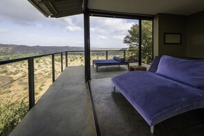 Luxury River View Suite | ลานระเบี ยง/นอกชาน
