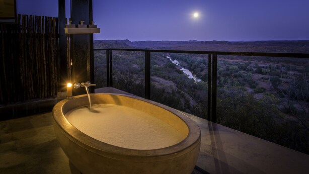 Luxury River View Suite | Utendørs boblebad