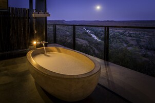 Luxury River View Suite | 室外 SPA 浴缸