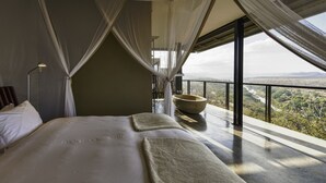 Luxury River View Suite | Sengetøy av topp kvalitet, dundyner, minibar og safe på rommet