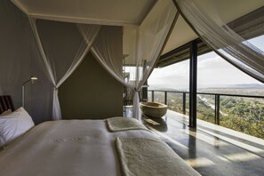 Luxury River View Suite | Literie de qualité, couette en duvet, minibar, coffre-fort