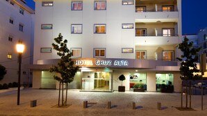 A multi-story hotel with a modern facade, a visible entrance, and a sign reading "HOTEL CRUZ ALTA". - Cruz Alta (Ourem)