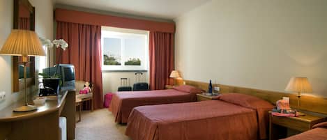 Triple Room | In-room safe, desk, blackout drapes, soundproofing