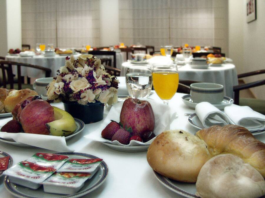 Se ofrece un desayuno bufé (6.90 EUR por persona)