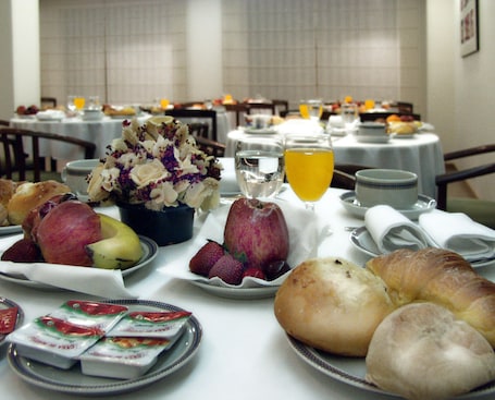 Daily buffet breakfast for a fee. Cruz Alta