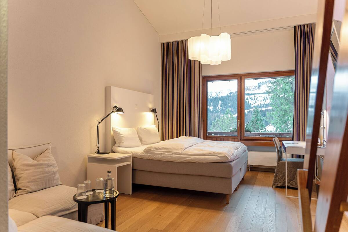 ملاءات للفراش لا تسبب الحساسية وألحفة محشوة بالريش وخزنة داخل الغرفة