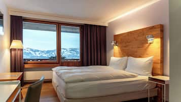 Habitación doble clásica, balcón | Ropa de cama hipoalergénica y edredón