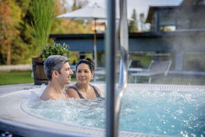 Outdoor spa tub - Wellness Hotel Stoos (Morschach)