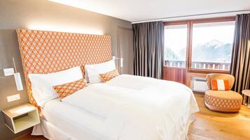 Quarto casal luxo, sacada | Roupas de cama antialérgicas, edredons de pluma, cofres nos quartos