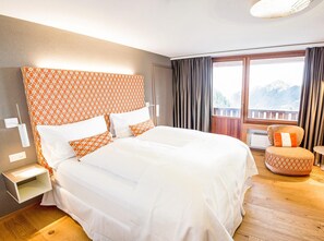 Habitación Deluxe doble, balcón | Ropa de cama hipoalergénica, edredones de plumas, caja fuerte