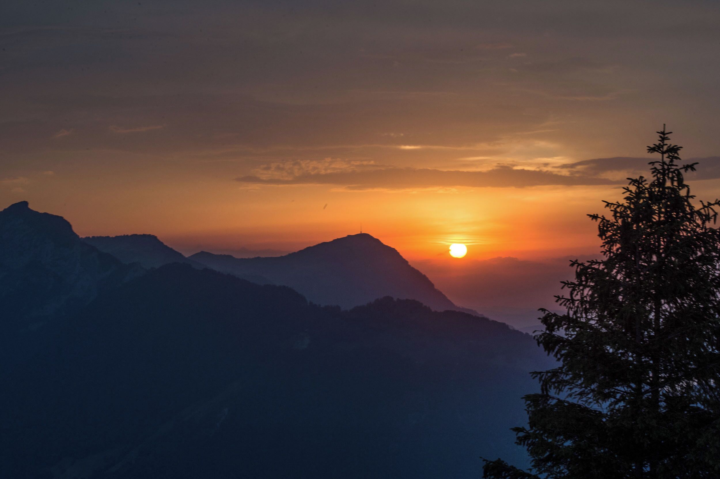 Paisaje montañoso con un atardecer.