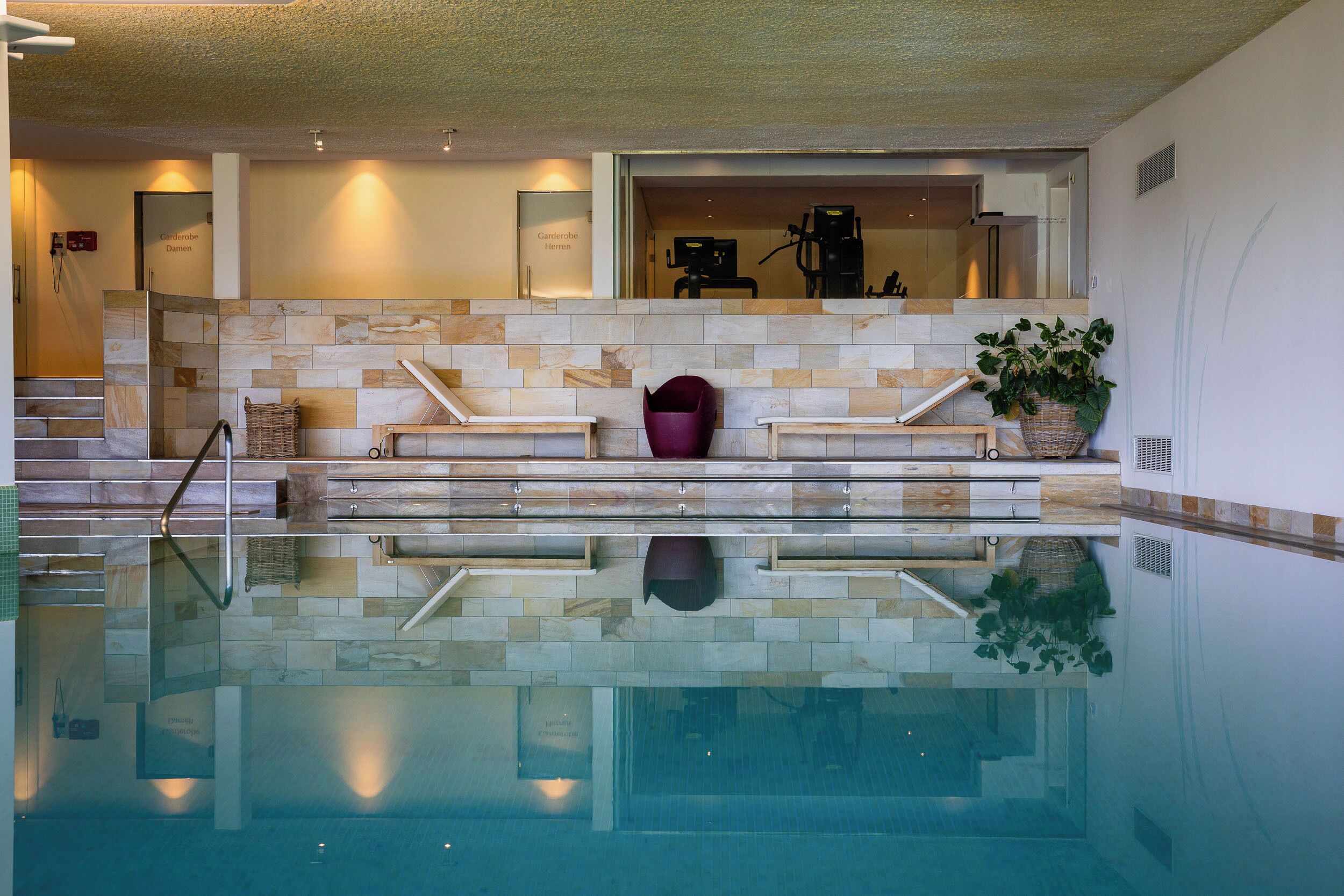 Una piscina cubierta