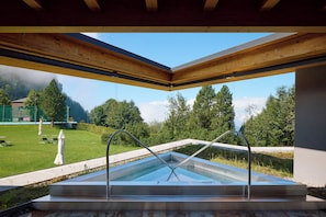 Couples treatment room(s), sauna, hot tub, steam room, body treatments