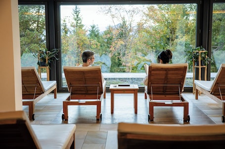 Salas de tratamientos para parejas, sauna, bañera de hidromasaje . Wellness Hotel Stoos