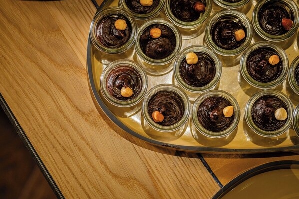 Una bandeja de postres de chocolate con nueces sobre una superficie de madera.