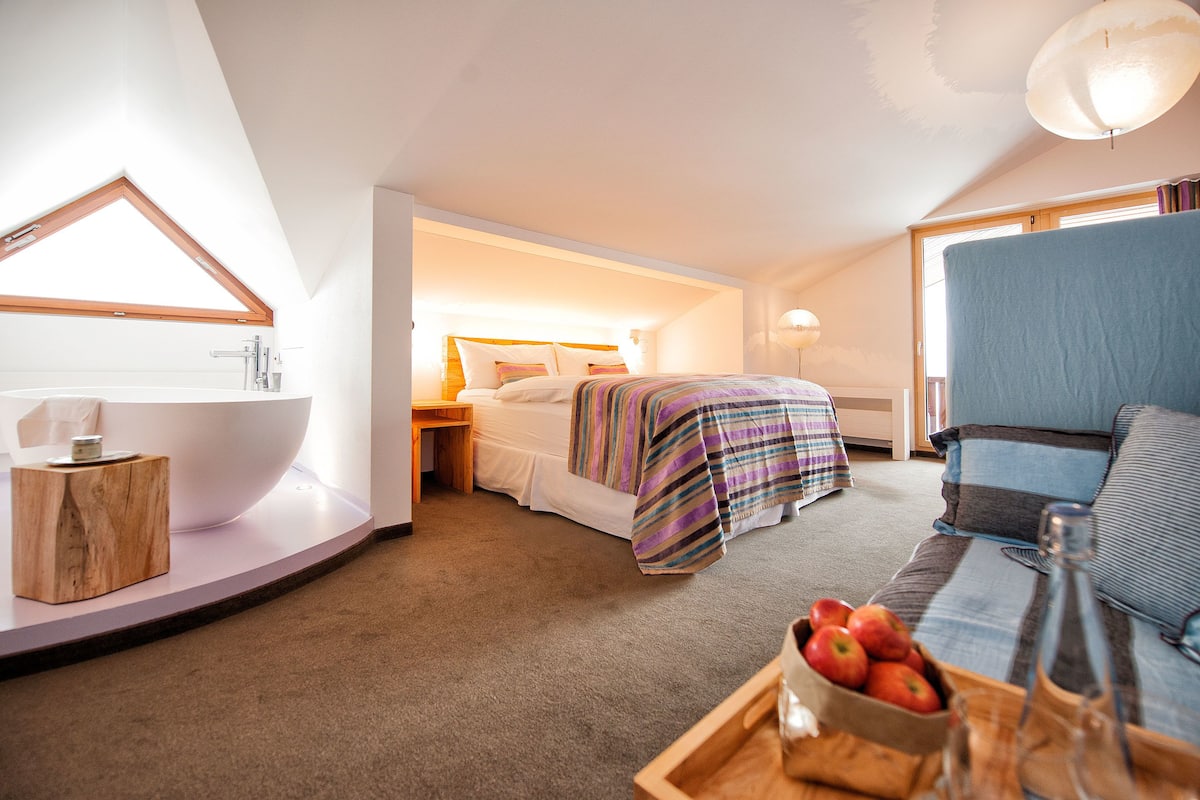 Junior Suite, Balcony | Hypo-allergenic bedding, down comforters, in-room safe