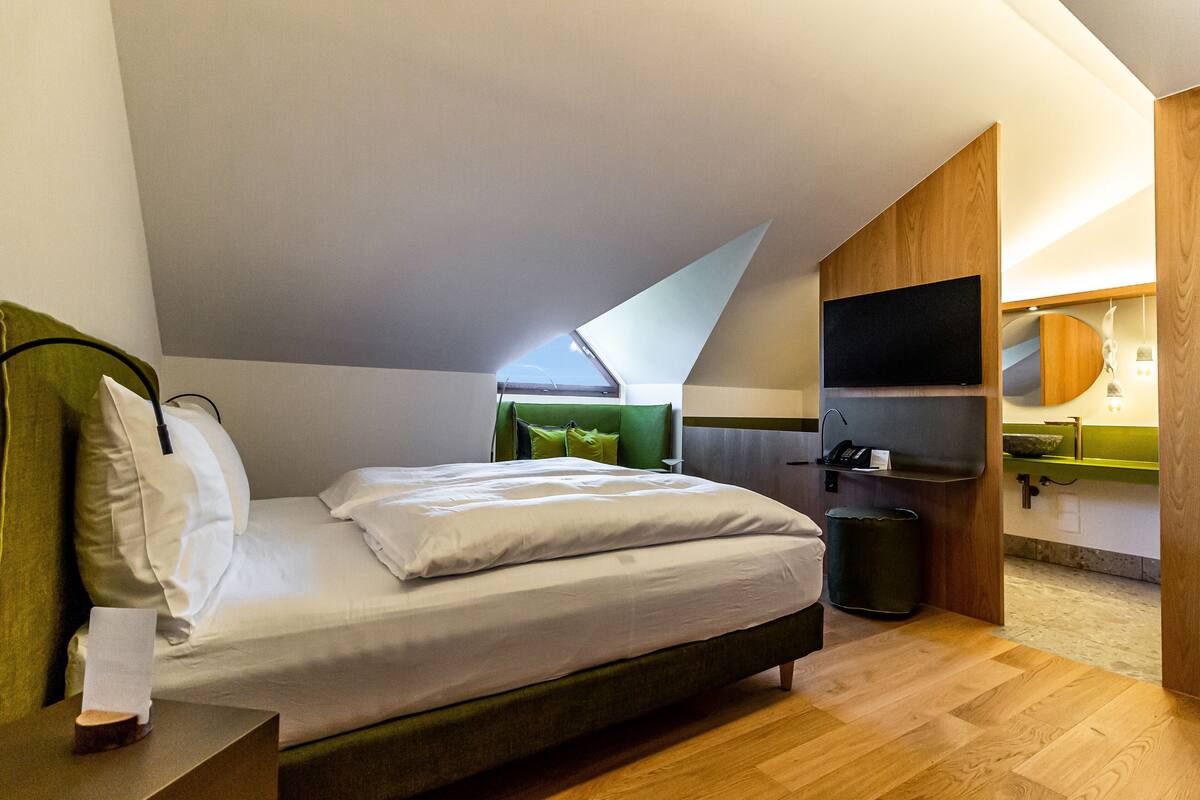 classic double room, bathtub | hypo-allergenic bedding, down duvets, in-room safe