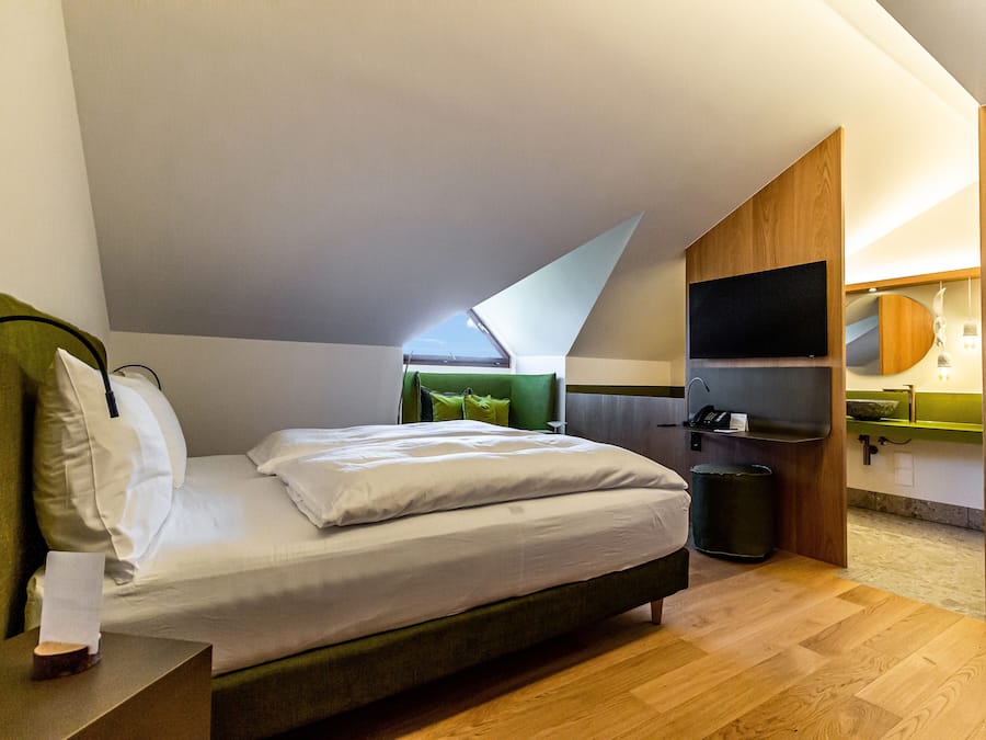 Classic Double Room, Bathtub | Hypo-allergenic bedding, down comforters, in-room safe