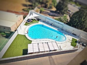 Seasonal outdoor pool, open 11:30 AM to 7:30 PM, pool loungers - Hotel Bardo Recoletos Coco (Salamanca)