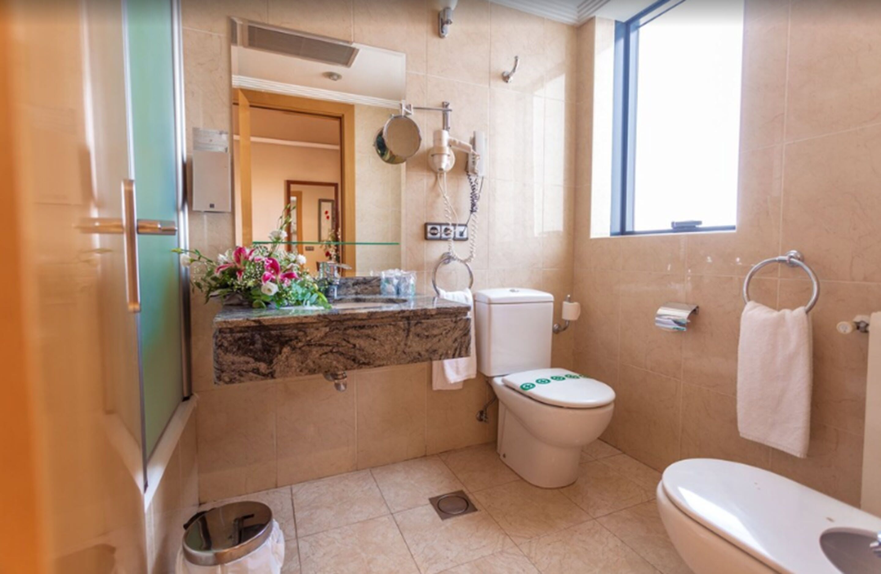 combined shower/bathtub, deep-soaking bathtub, free toiletries