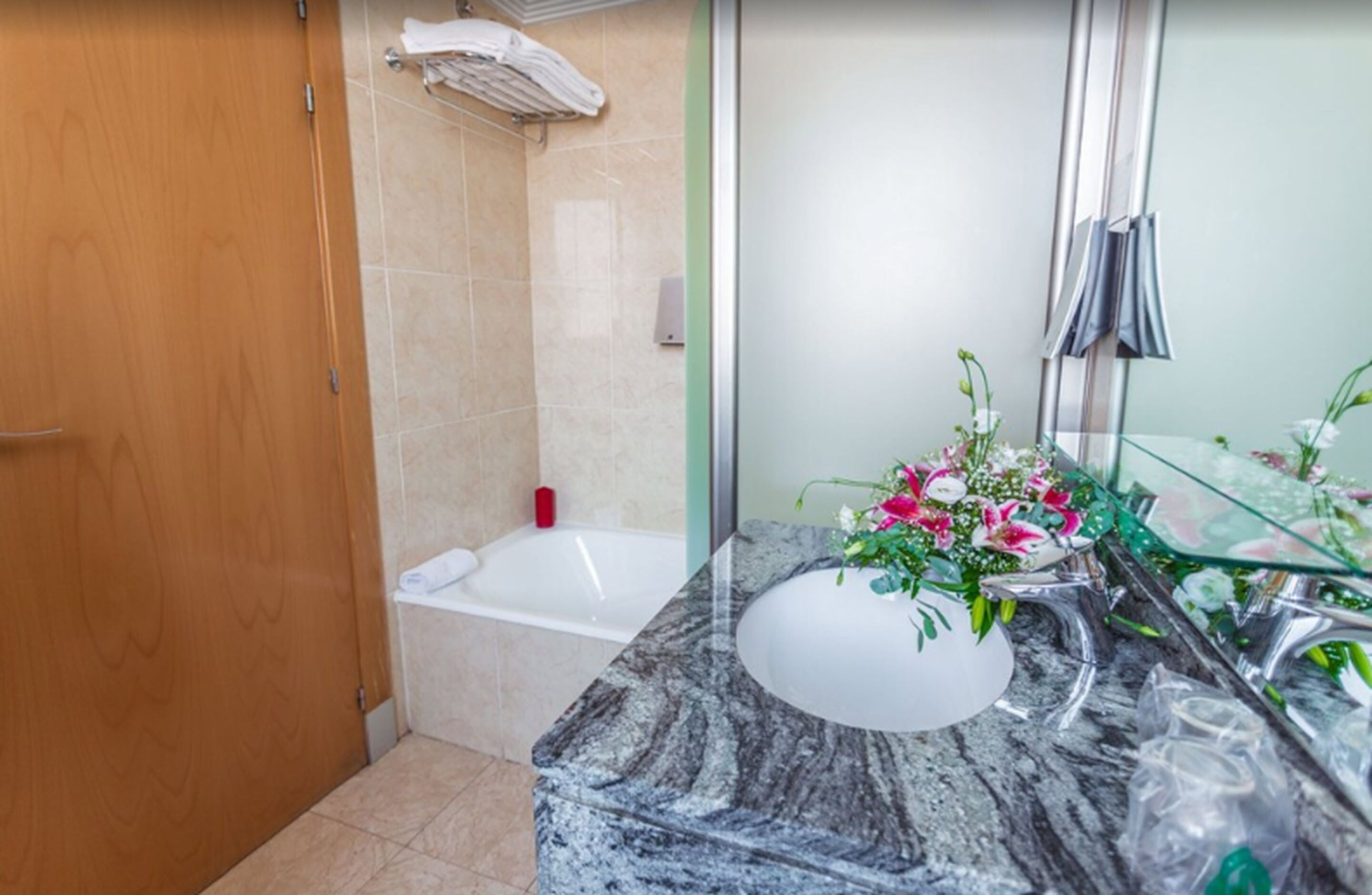 combined shower/bathtub, deep-soaking bathtub, free toiletries