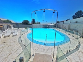 季节性开放的室外游泳池，11:30 至 19:30 开放，日光浴躺椅