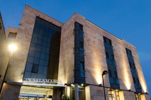 Front of property – evening/night - Hotel Bardo Recoletos Coco (Salamanca)