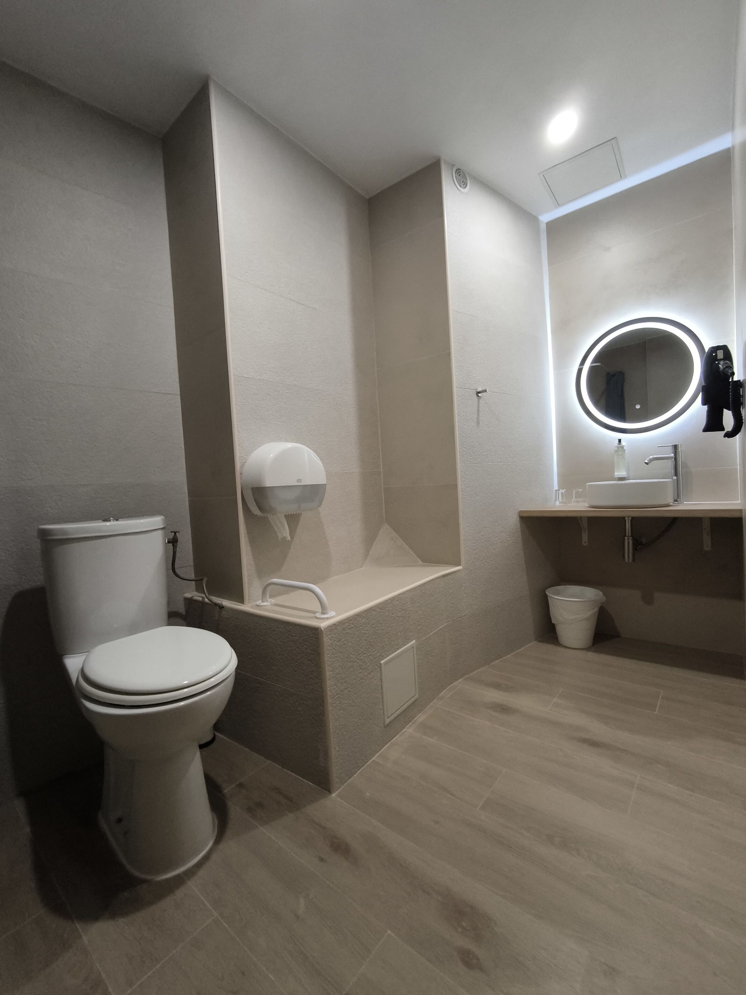 classic double room, ground floor | bathroom | shower, free toiletries, hair dryer, towels