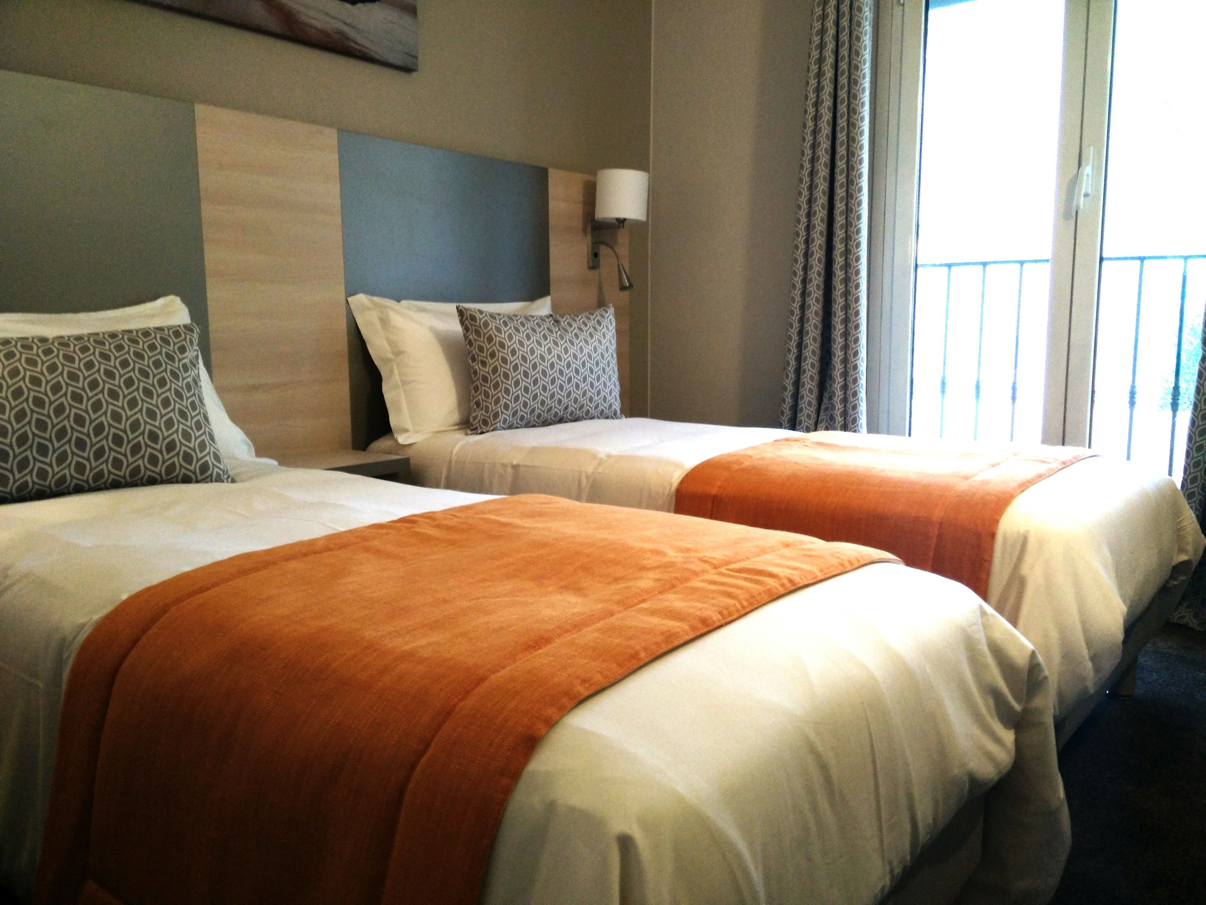 standard twin room | minibar, in-room safe, desk, blackout curtains