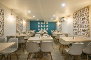 Petit déjeuner continental (12 EUR par personne)