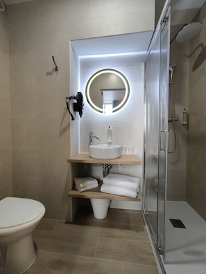Douche, articles de toilette gratuits, sĂšche-cheveux