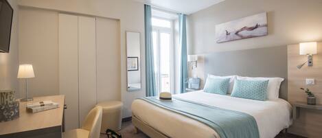 Kahden hengen standard-huone | Minibaari, tallelokero huoneessa, työpöytä, pimennysverhot