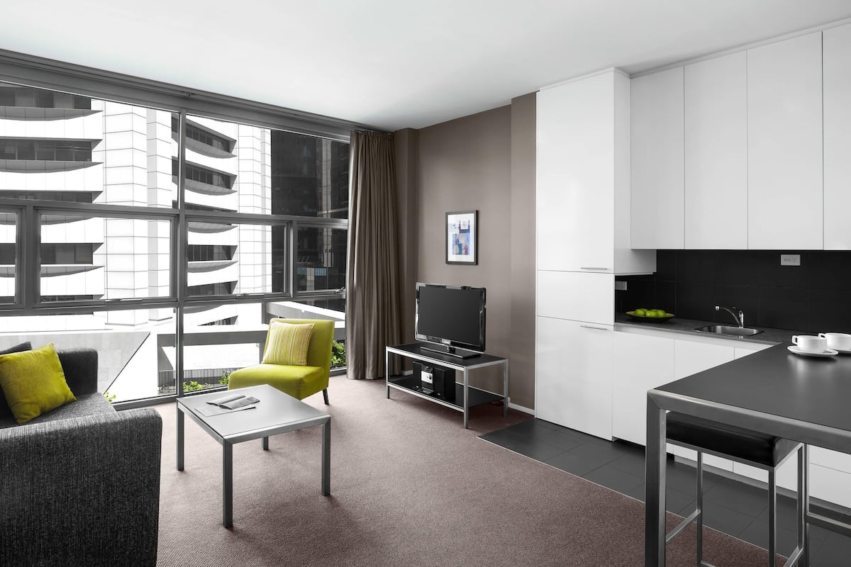 2 slaapkamers, een bureau, een laptopwerkplek, babybedden