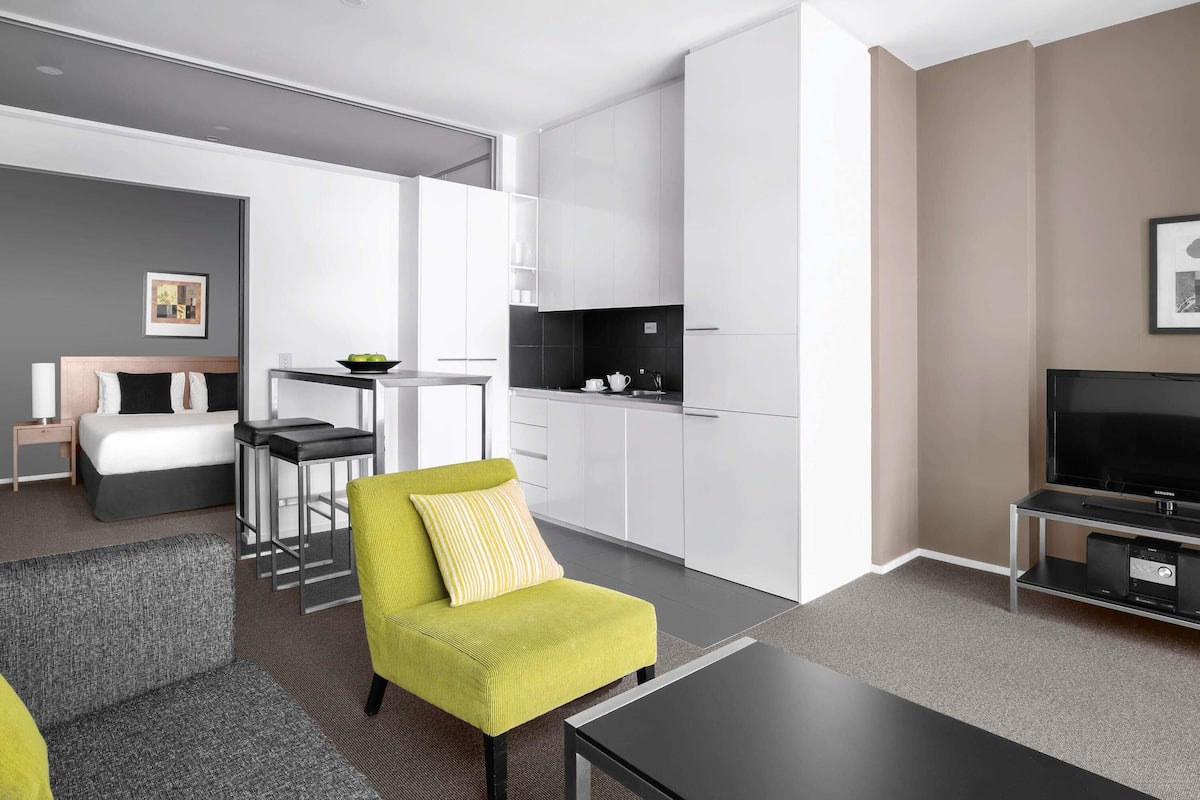 2 quartos, escrivaninha, espaço de trabalho para notebook