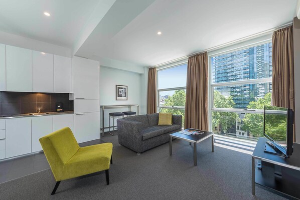 Desk, laptop workspace, cots/infant beds, rollaway beds - Mantra 100 Exhibition Melbourne (Melbourne)