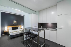 Kühlschrank, Mikrowelle, Herdplatte, Wasserkocher