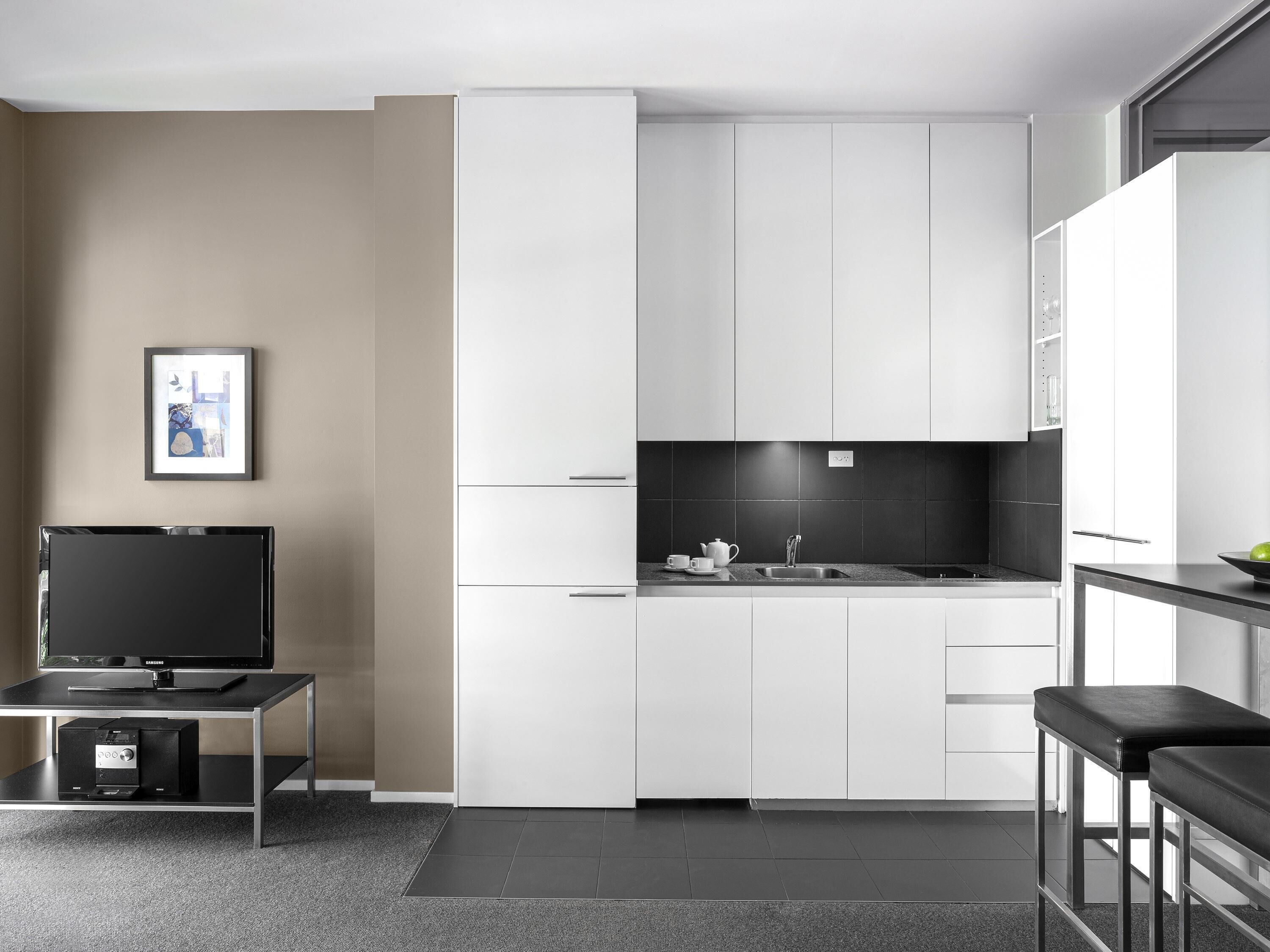 Escrivaninha, espaço de trabalho para notebook, berços (sobretaxa)