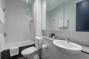 Duschwanne, kostenlose Toilettenartikel, Haartrockner, Handtücher