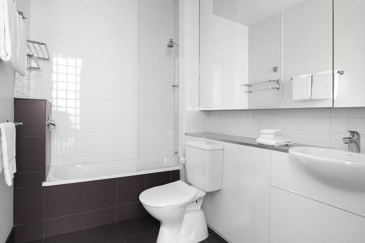 2 quartos, escrivaninha, espaço de trabalho para notebook