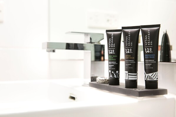 Duschwanne, kostenlose Toilettenartikel, Haartrockner, Handtücher