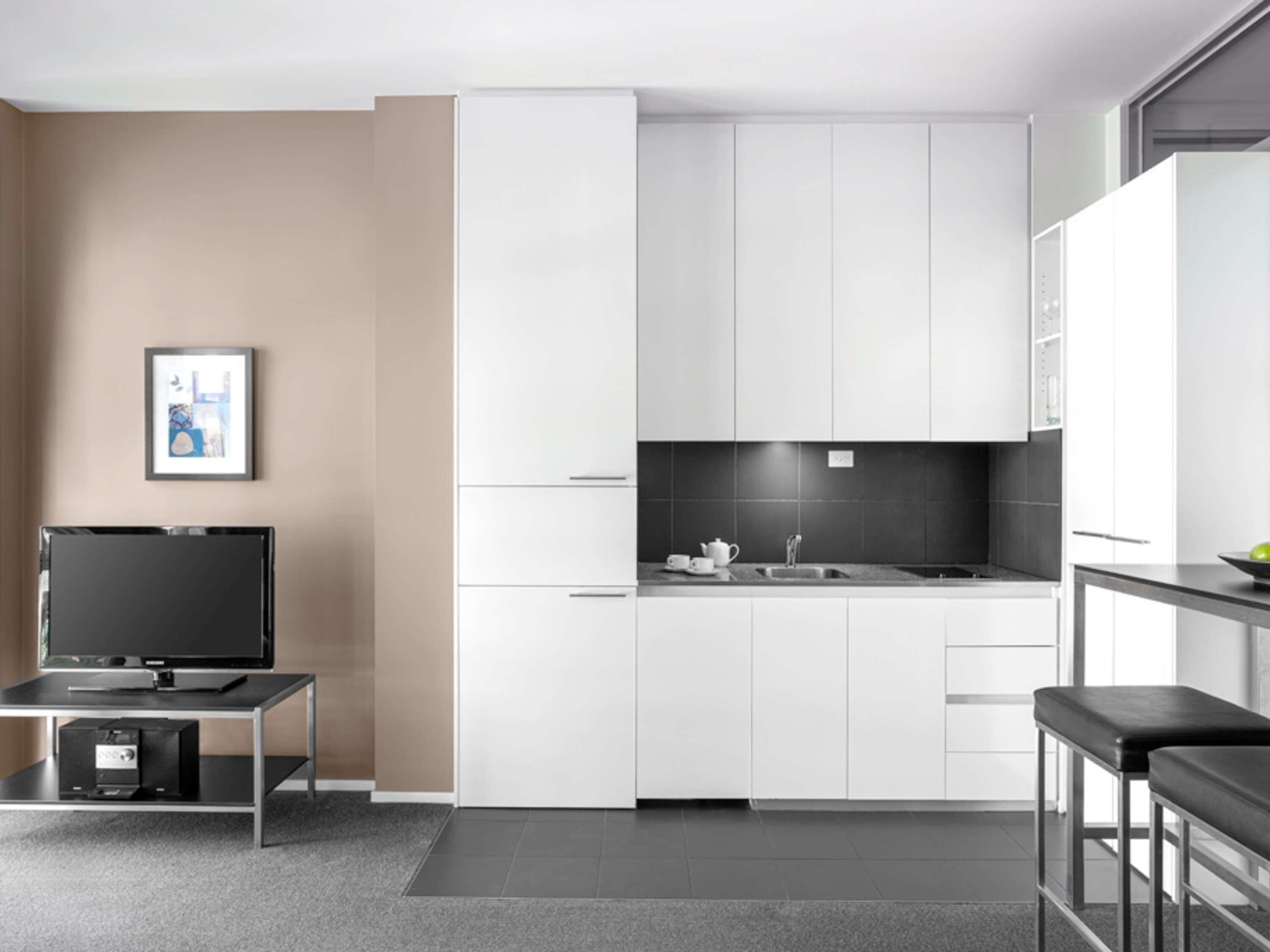 書桌、手提電腦工作空間、嬰兒床 (收費)、摺床/加床 (收費)