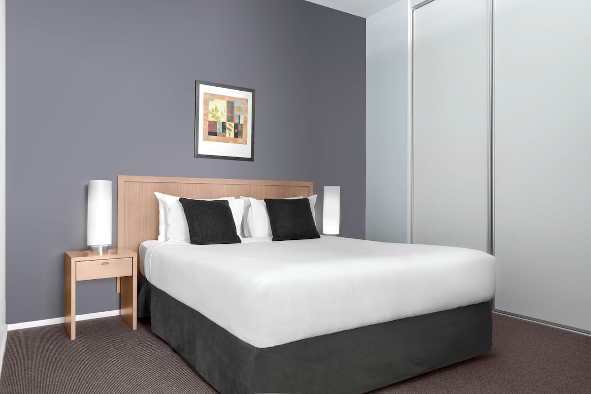 Escritorio, espacio para trabajar con laptop, cunas y camas extra