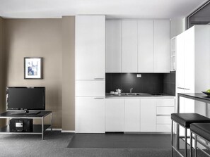 電冰箱、微波爐、爐台、電熱水壺