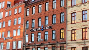 Un hôtel dont l’enseigne, bien visible, porte l’inscription « CENTER HOTEL ».