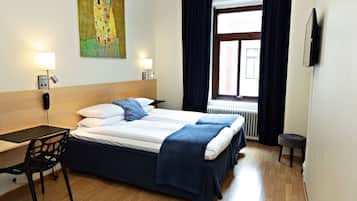 Habitación estándar, 1 cama matrimonial, para no fumadores | Ropa de cama hipoalergénica, escritorio y tabla de planchar con plancha